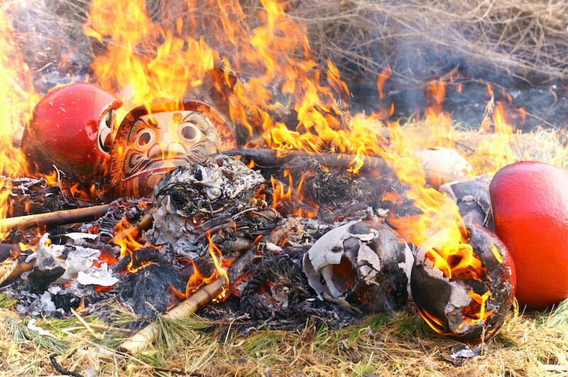 Ритуал сожжения дарумы. Фото: shutterstock.com