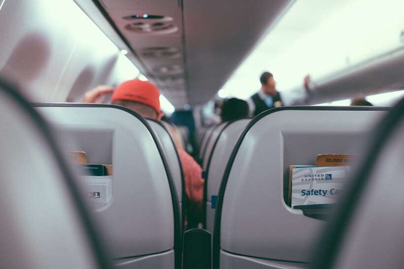 Выбирайте места, где сможете комфортно отдохнуть во время полета. Фото: StockSnap/pixabay.com