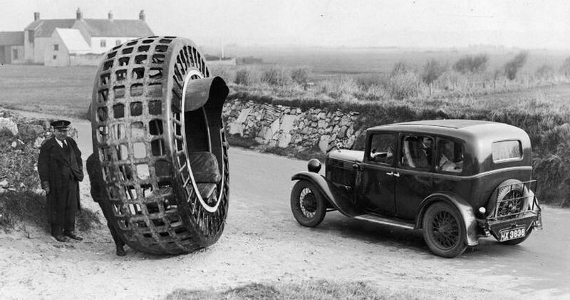 В 1930-х годах такая ситуация вполне могла быть реальной: водитель автомобиля и Dynasphere встретились на дороге. Фото: hotcars.com