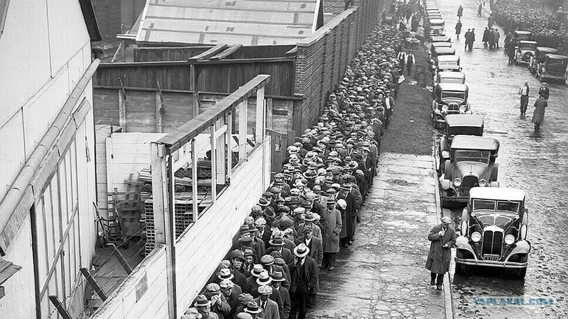 Очередь безработных на отправку в СССР на работу, 1932 год. Фото: mohistory.org Очередь безработных на отправку в СССР на работу, 1932 год. Фото: mohistory.org