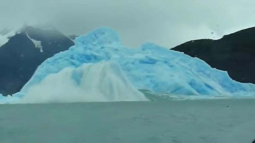 Видео: Как переворачиваются огромные айсберги, и как выглядит их подводная часть