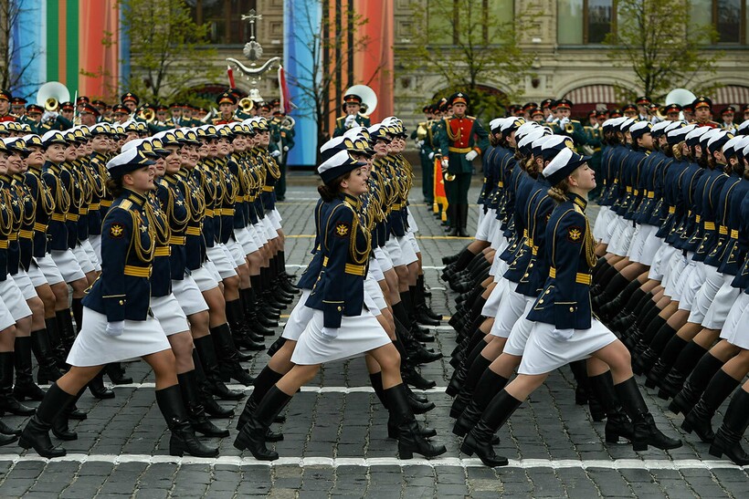 Строгие русские и задорные итальянцы: как военные 4 стран маршируют на парадах