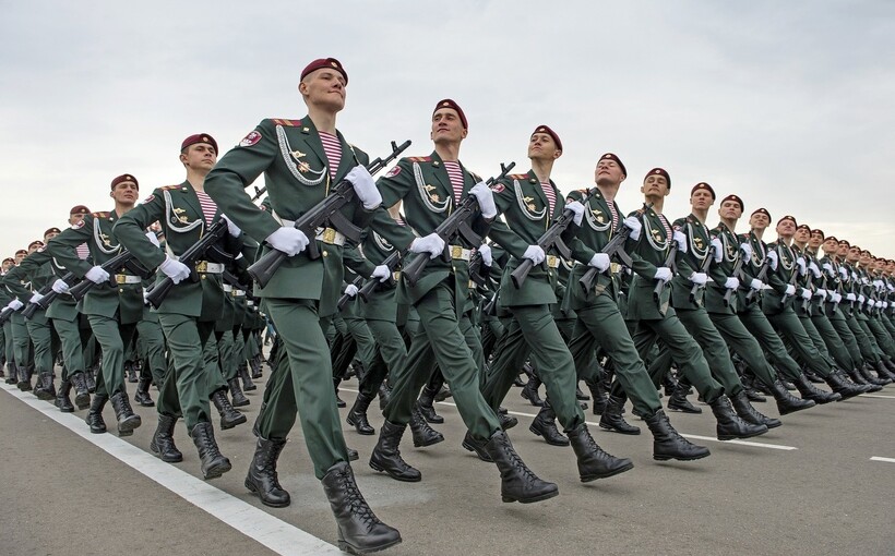 Строгие русские и задорные итальянцы: как военные 4 стран маршируют на парадах