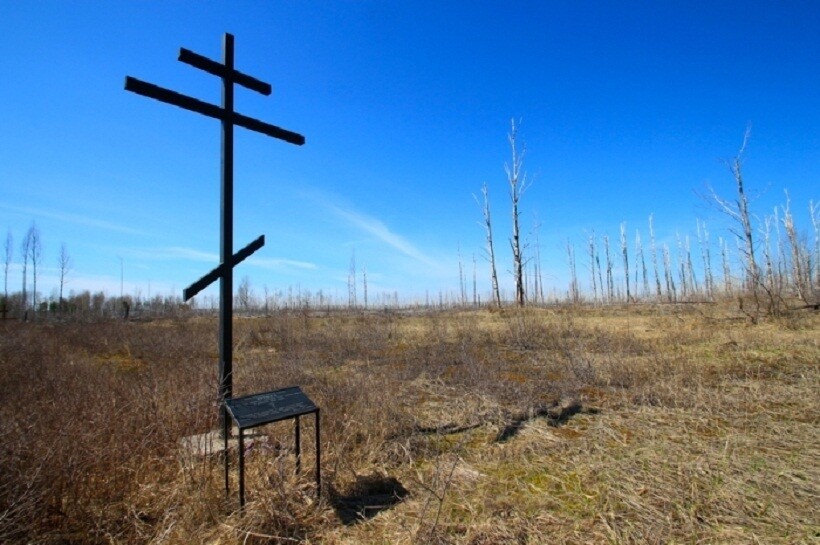 На месте села остался только крест, установленный на братской могиле. Фото: kulturologia.ru 