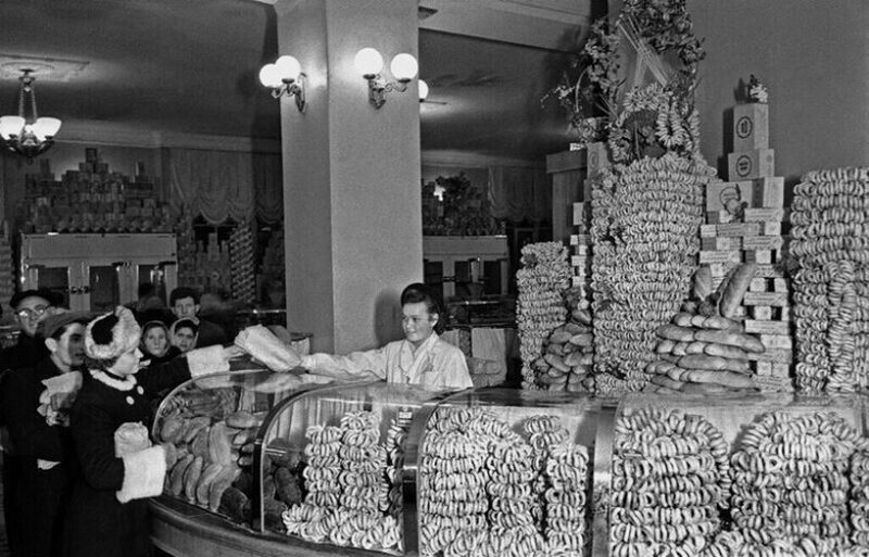 От сельпо до ГУМа: 17 фото о том, как выглядели магазины в СССР