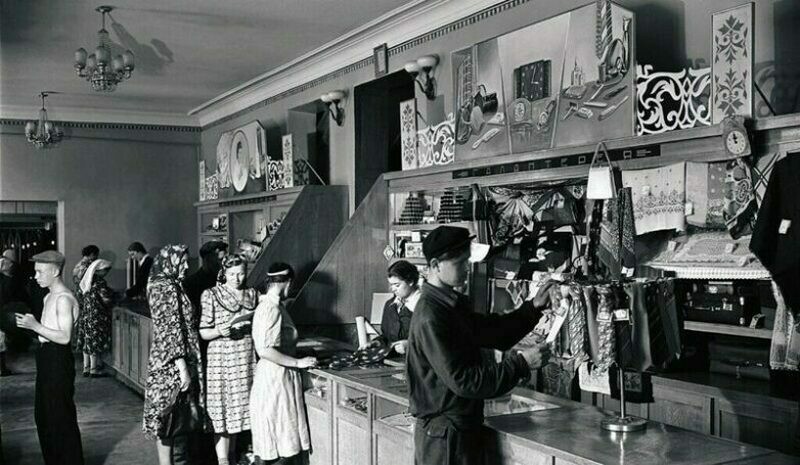 От сельпо до ГУМа: 17 фото о том, как выглядели магазины в СССР