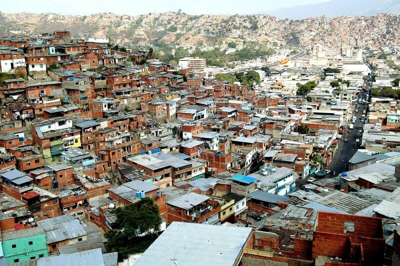 Фавелы Каракаса — экзотика, от которой лучше держаться подальше. Фото: borgenproject.org
