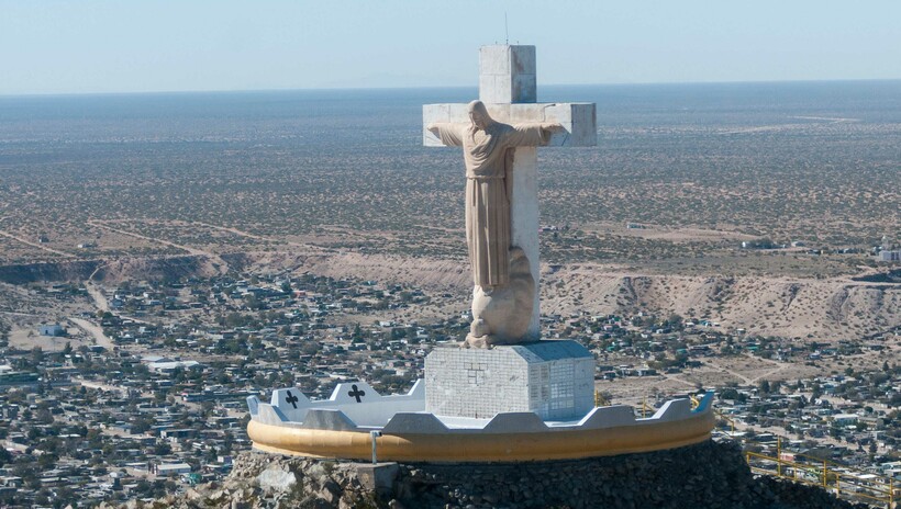Статуя Христа над городом преступников — характерный для Мексики парадокс. Фото: elpasotimes.com