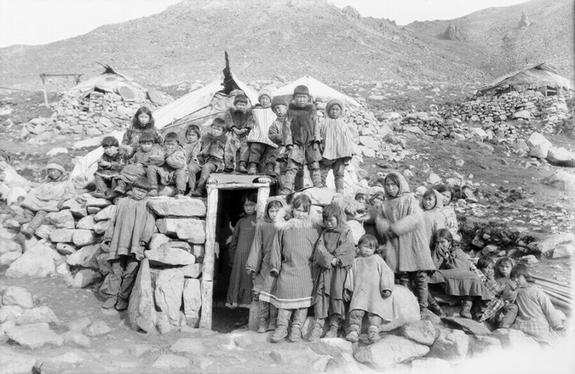 Дети Наукана в конце 1920-х. Фото: А.С. Форштейн, Музейный центр «Наследие Чукотки» Дети Наукана в конце 1920-х. Фото: А.С. Форштейн, Музейный центр «Наследие Чукотки»