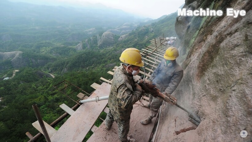 Видео: Самая опасная работа, или как китайские рабочие строят дороги на ...