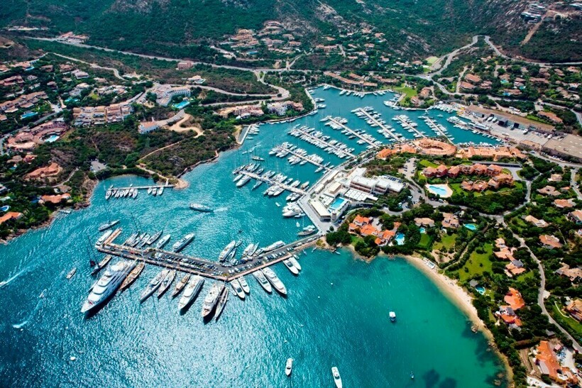 Роскошный курорт Порто-Черво на Сардинии и пристань для яхт. Фото: enjoy-sardinia.com