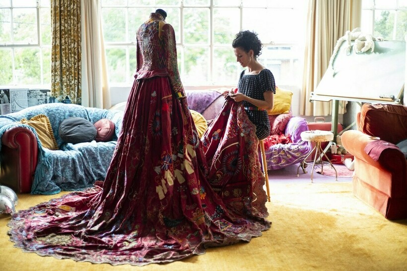 Как выглядит платье, над которым работали 343 вышивальщицы из разных стран