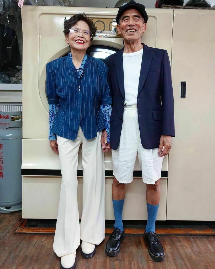 12 фото пожилой пары, которая создает модные наряды из вещей, забытых в прачечной