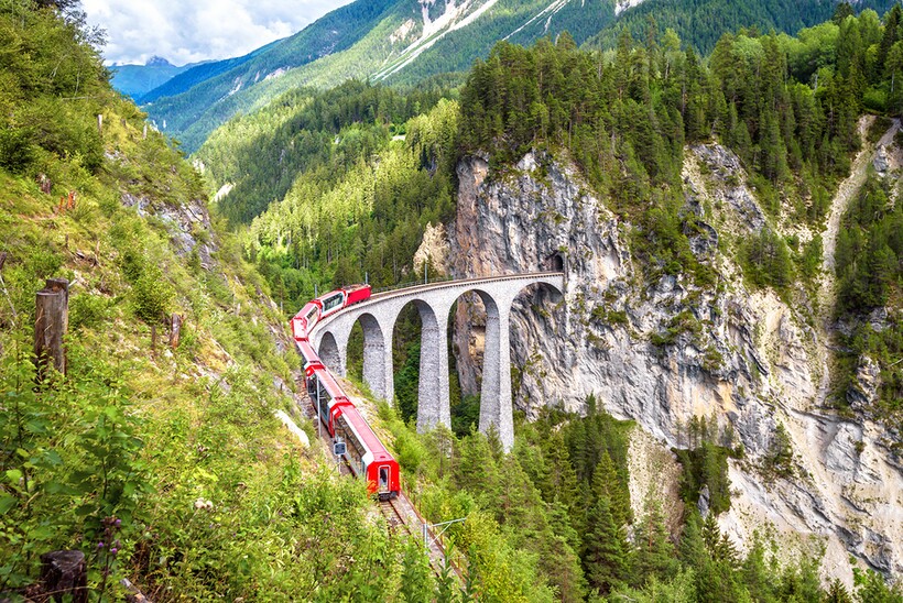 Линия Альбула проходит по границе Швейцарии и Италии. Фото: italymagazine.com