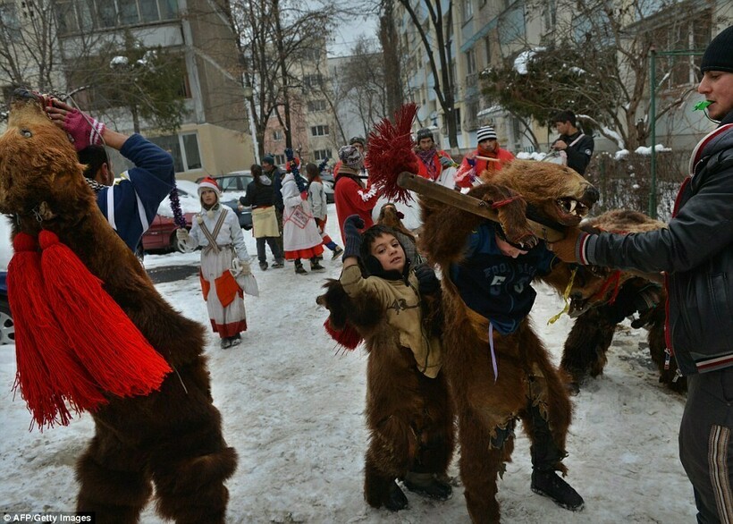 Зачем румыны наряжаются в шкуры медведей и танцуют на улицах