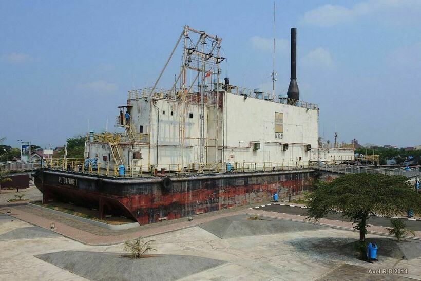 Почему в городе Индонезии много лет стоит лодка на крыше дома и баржа ...