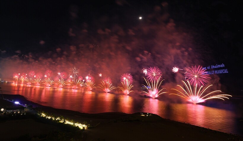 Новогодний фейерверк и шоу дронов на рекорд мира в эмирате Рас-эль-Хайма, ОАЭ
