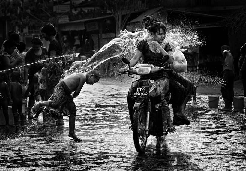 Все обливаются и танцуют: 12 веселых снимков водного фестиваля Мьянмы
