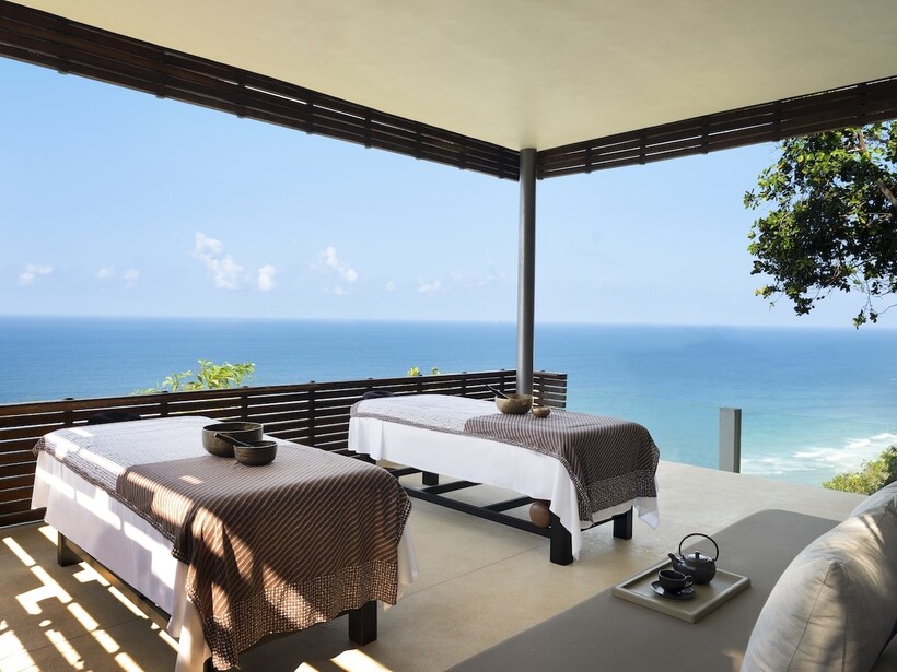 Блог - Новинки в SPA-меню в Alila Villas Uluwatu: SUP-йога на краю утеса и аэройога на закате Новинки в SPA-меню в Alila Villas Uluwatu: SUP-йога на краю утеса и аэройога на закате