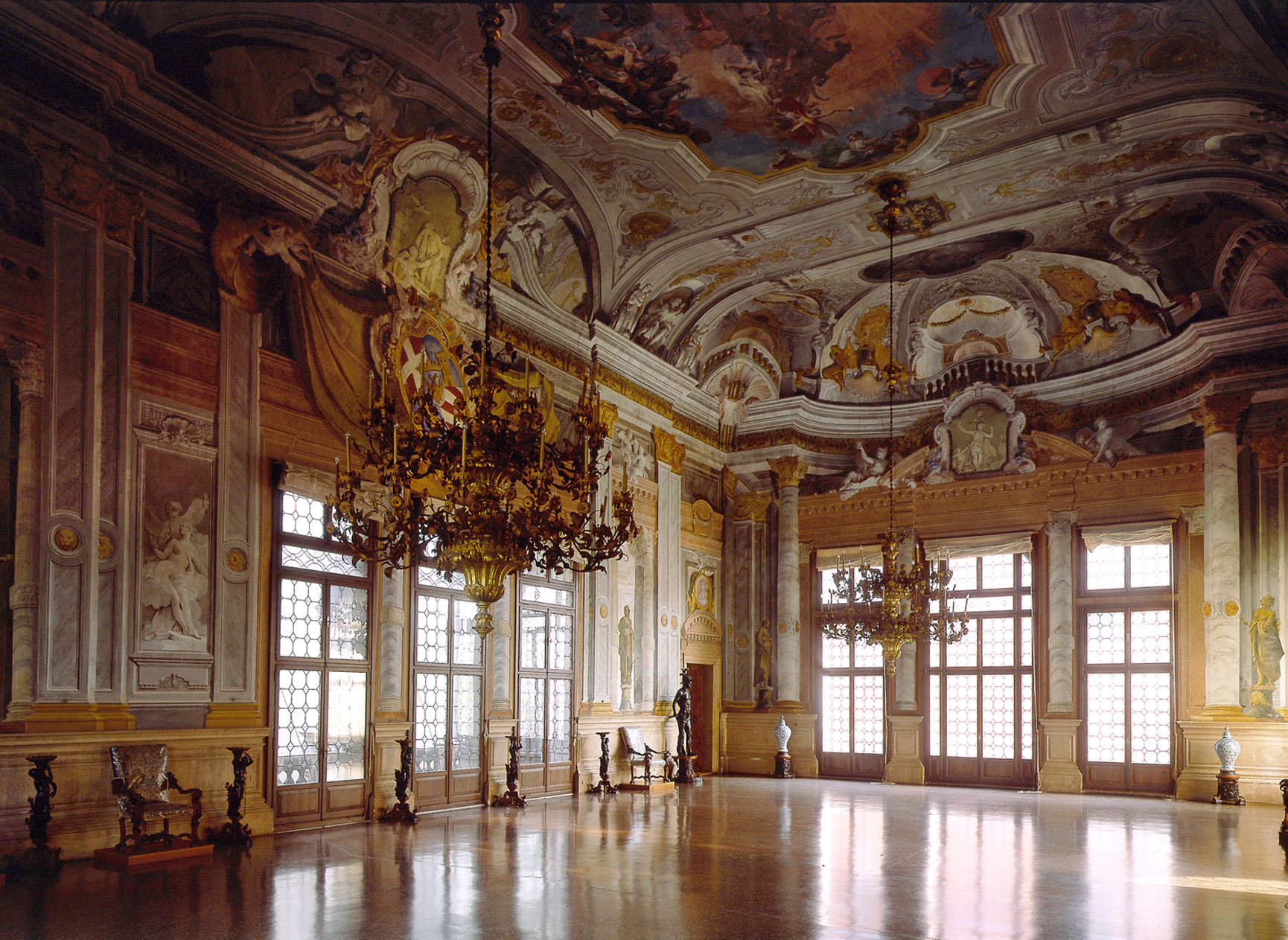 Зал 18 века. Дворец ка Реццонико в Венеции бальный зал. Палаццо ка Реццонико интерьер. Ка Реццонико бальный зал. Палаццо Редзонико.
