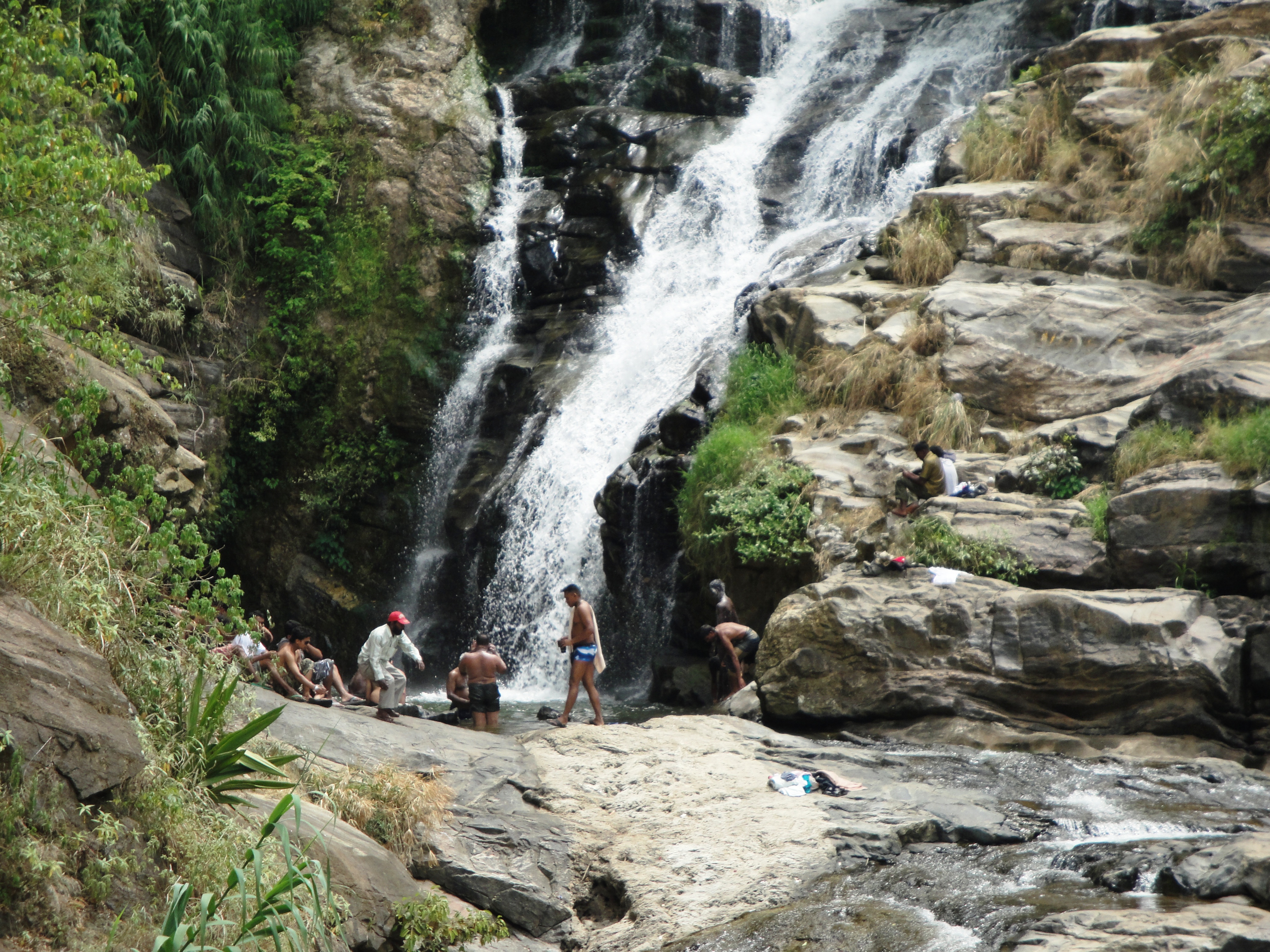 Равана шри ланка. Водопад Равана Шри Ланка. Ravana Falls Шри Ланка.