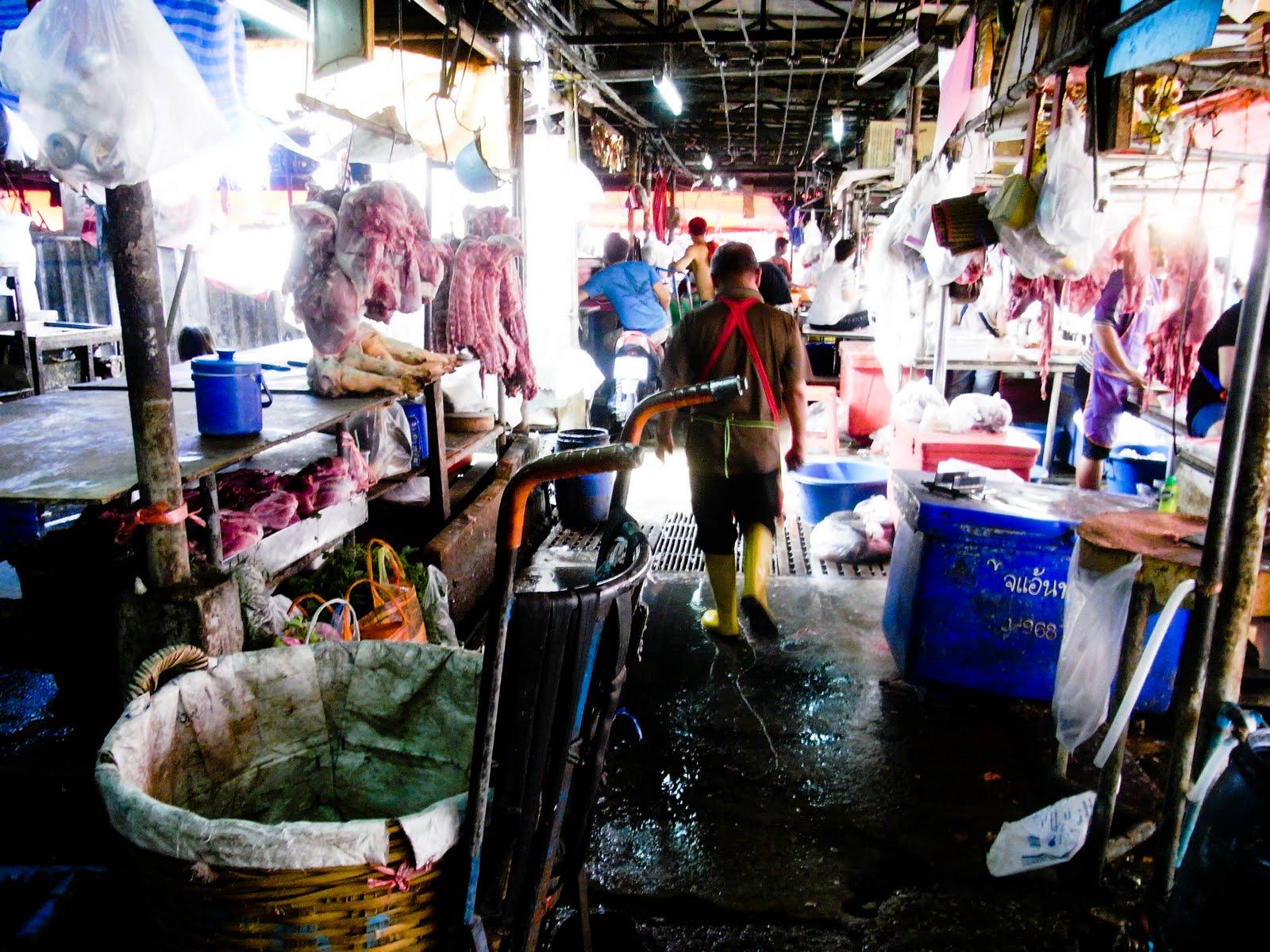 Ответ бангкок. Бангкок рынок. Бангкок блошиный рынок. Самые некрасивые места Тайланда. Продуктовый рынок Клонг той (Khlong Thoey Fresh Market).