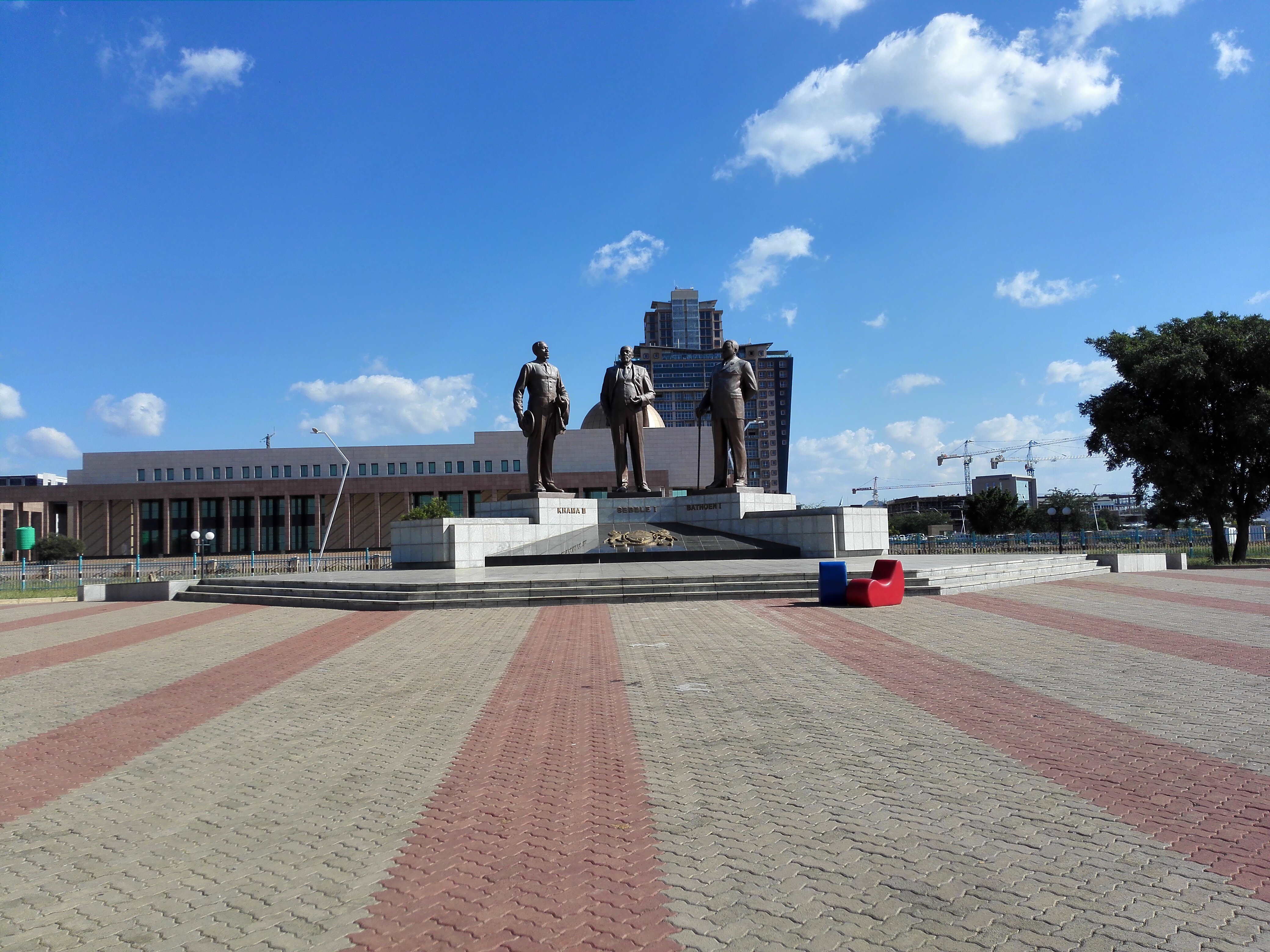 Памятник Трем Вождям