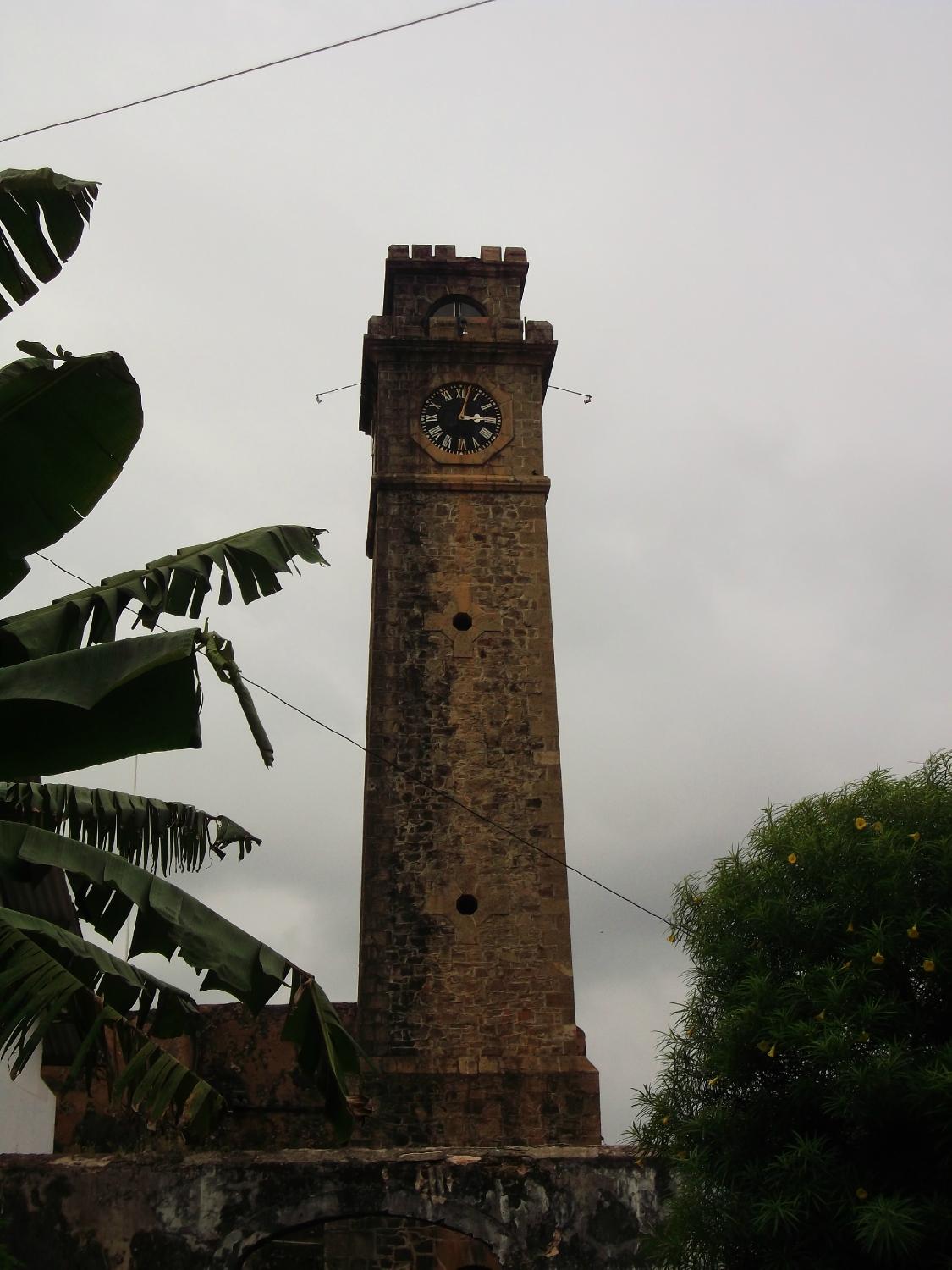 Часы на шри. Часовая башня форта Галле. Галле Шри Ланка. Башня с часами в Галле. Башня с часами Шри Ланка.