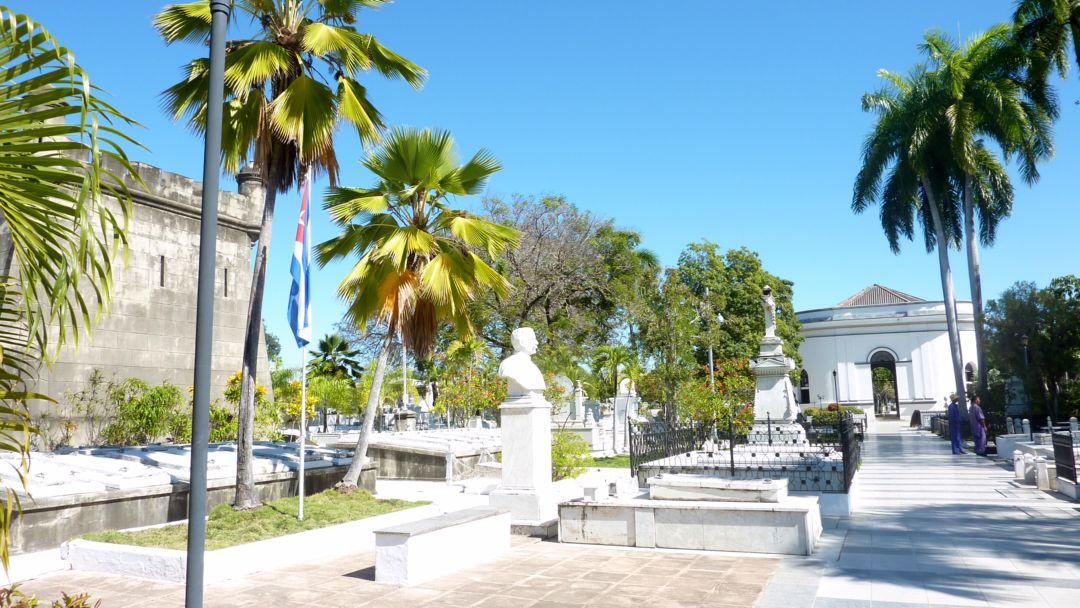 Сантьяго де куба 4. Сантьяго де Куба кладбище. Кладбище Санта-Ифигения. Кладбище Санта-Ифихения. Квадратный фонтан Хосе Марти Сантьяго де Куба.