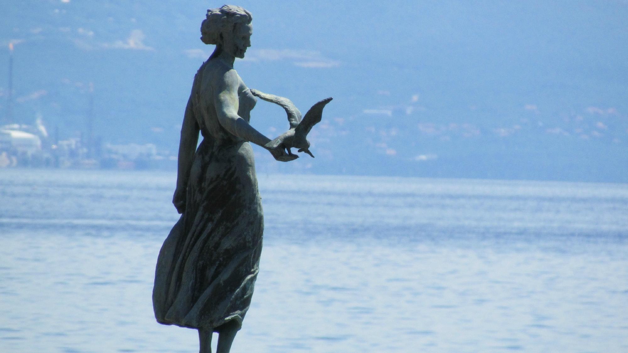Скульптура «Девушка с чайкой»