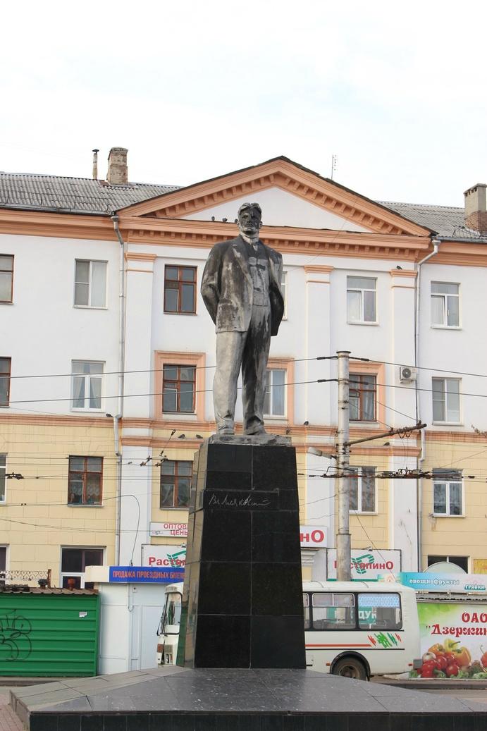 дзержинск маяковский. памятник маяковскому в дзержинске. дзержинск маяковский. памятник маяковскому в дзержинске. гимназия кутаиси маяковский.