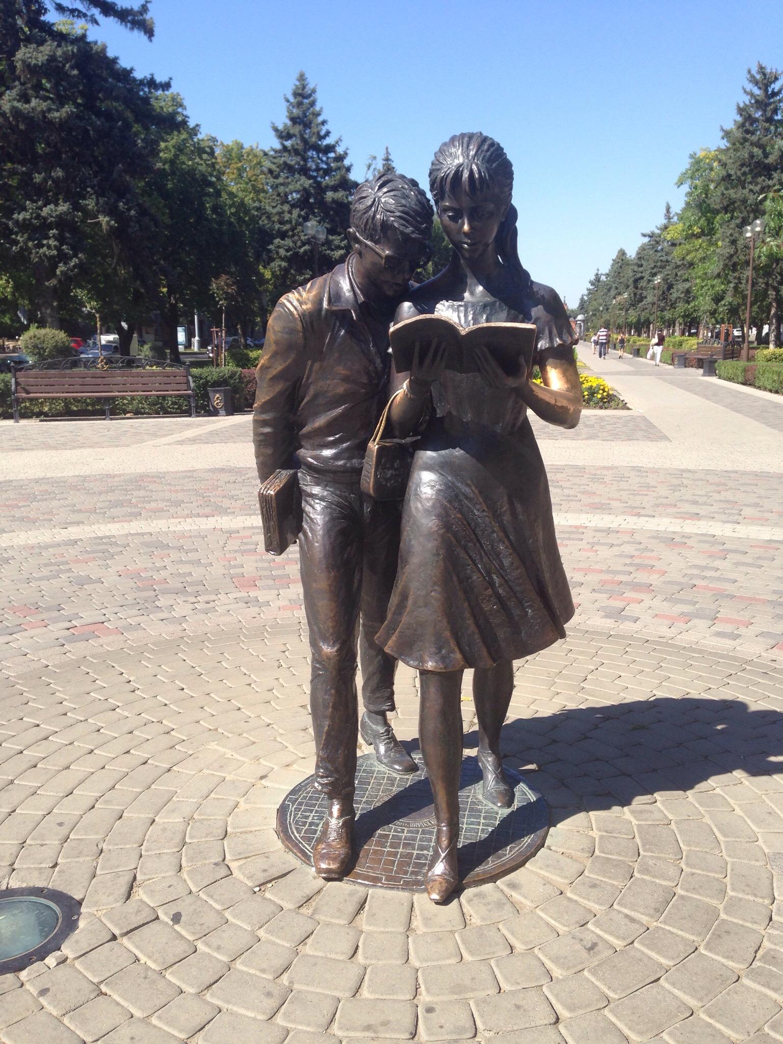 Памятник Шурику и Лиде