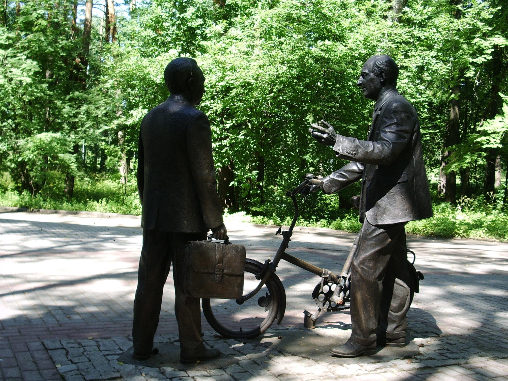 Памятник Б.М. Понтекорво и В.П. Джелепову