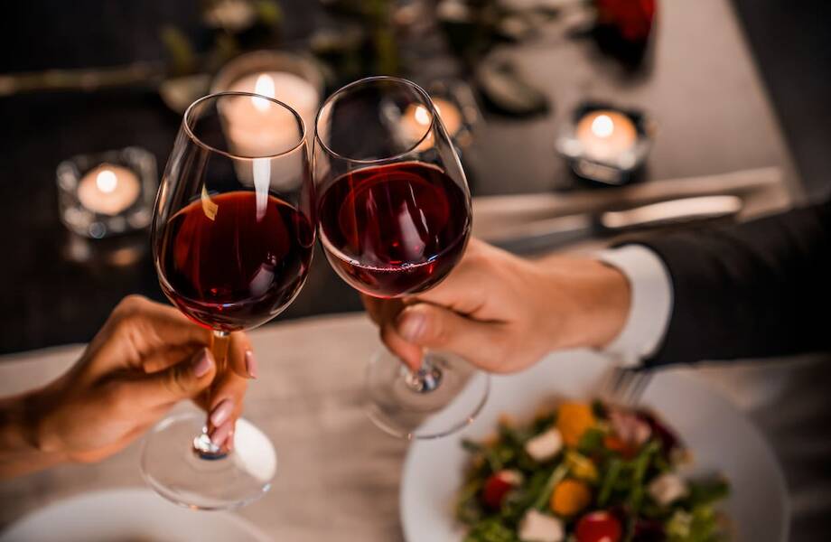 В Вероне посетителям ресторана предлагают вино вместо телефона