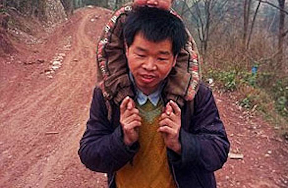 ​Китайский отец преодолевает 14 километров ежедневно ради образования сына