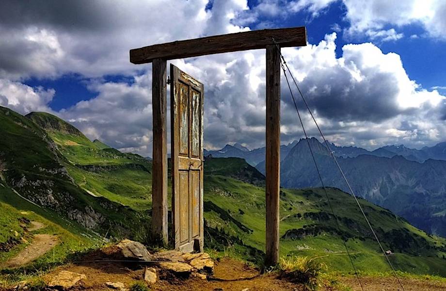 ​Сюрреалистическая дверь в немецких Альпах