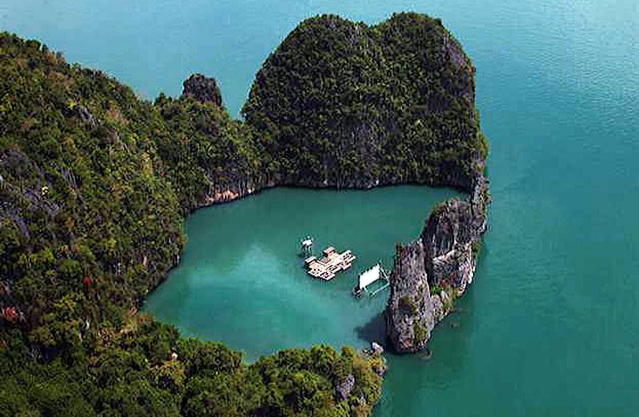 Плавающий кинотеатр под открытым небом у скал Таиланда