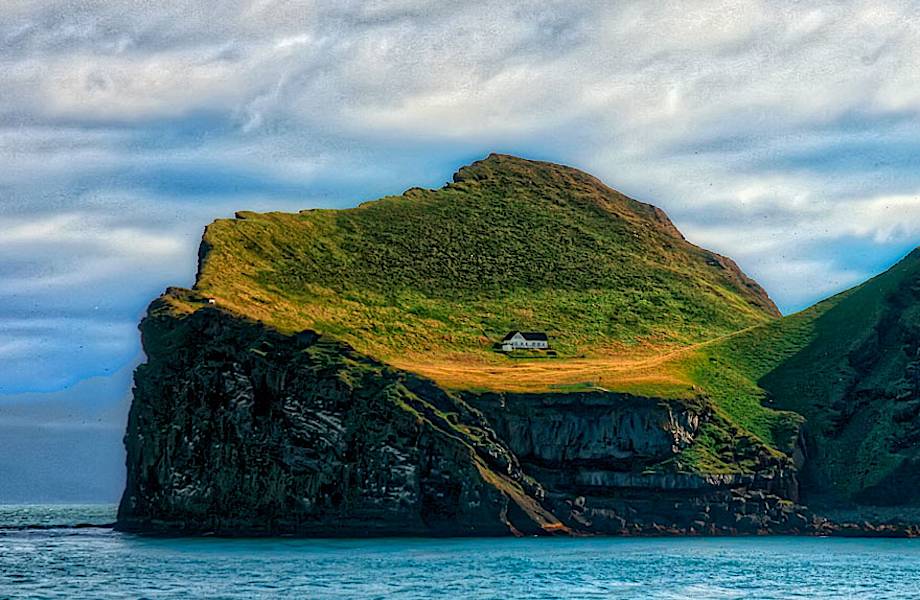 ​Крошечный дом на отдаленном исландском острове