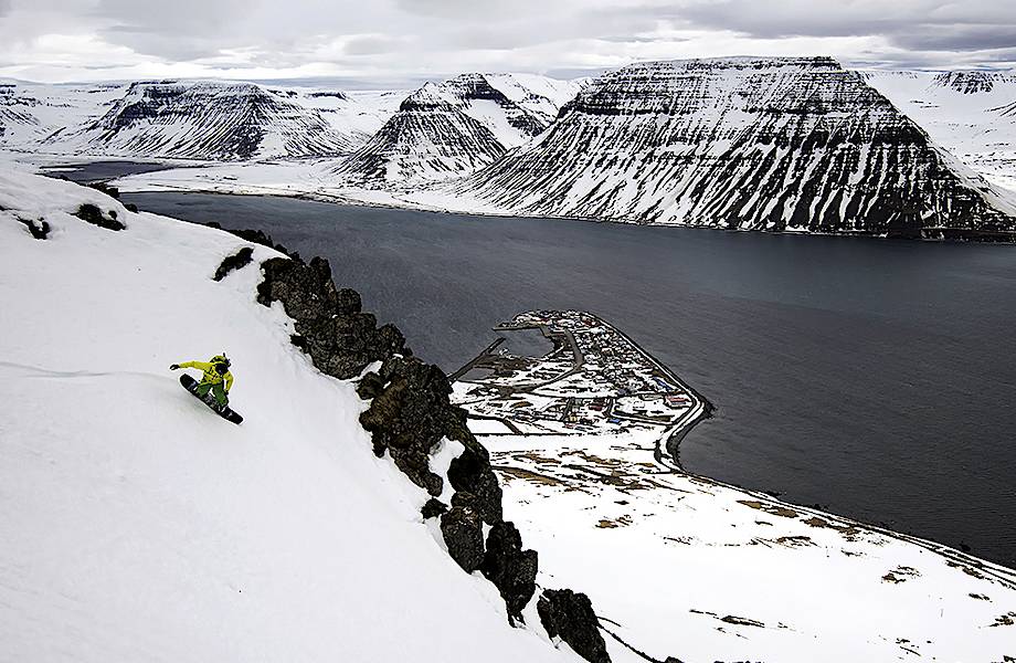 ​Кайл Миллерн на сноуборде исследует западные фьорды Исландии
