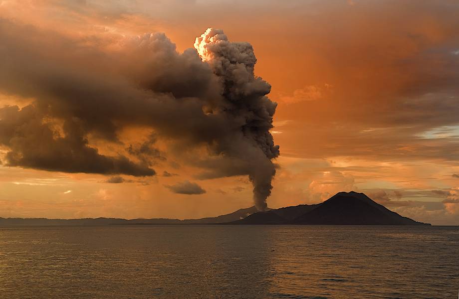 Невероятное видео извержения вулкана Тавурвур  в Папуа - Новой Гвинее