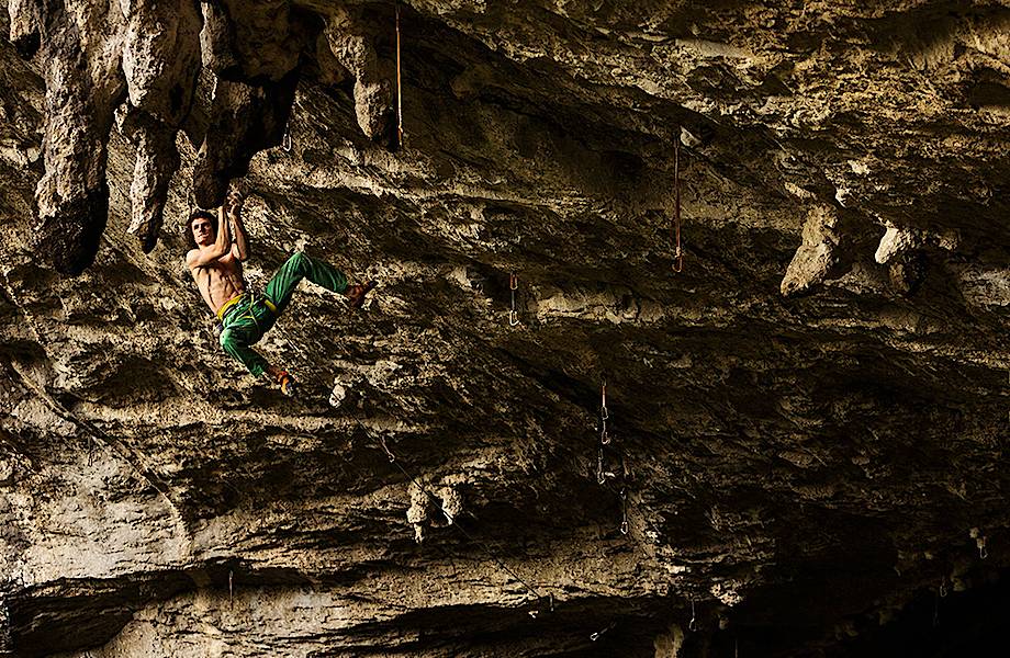 Экстрим фото недели: ​Скалолаз Адам Ондра в испанской пещере Балзола