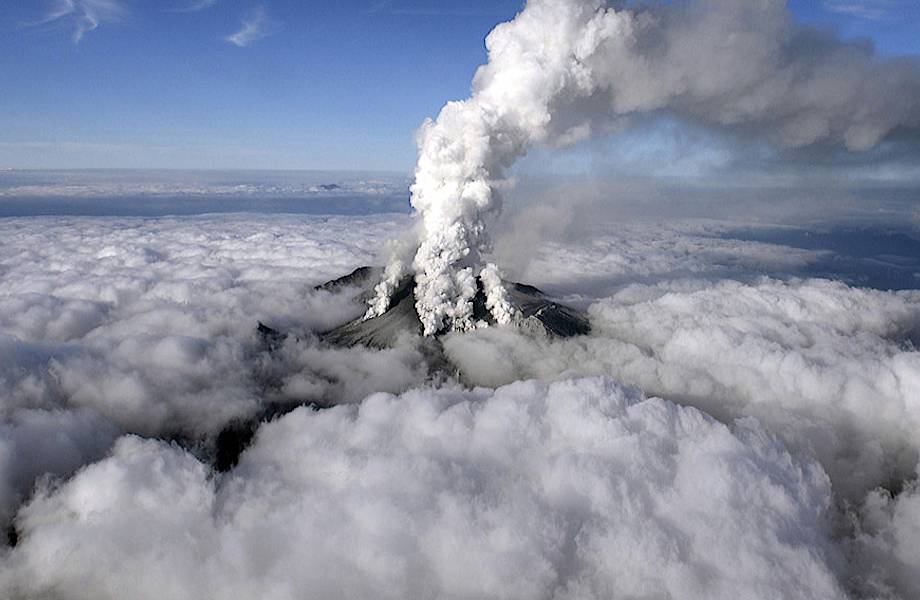 Видео недели: Пробуждение вулкана Онтаке в Японии