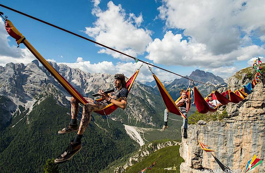 ​16 безумных фото с фестиваля Висячих гамаков в Альпах
