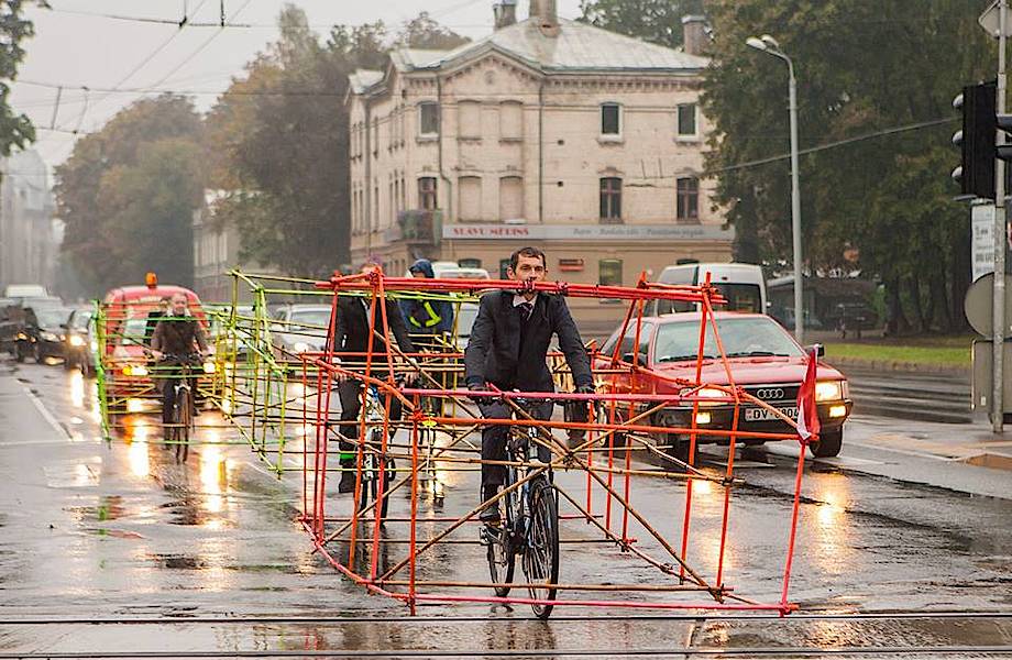 Велоперформанс активистов из Let’s Bike it в Латвии.