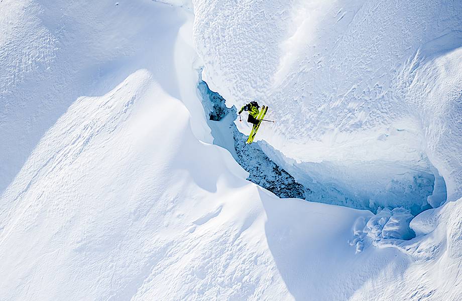 ​Экстрим фото недели: Коди Таунсенд над горной щелью Тордиллос, Аляска