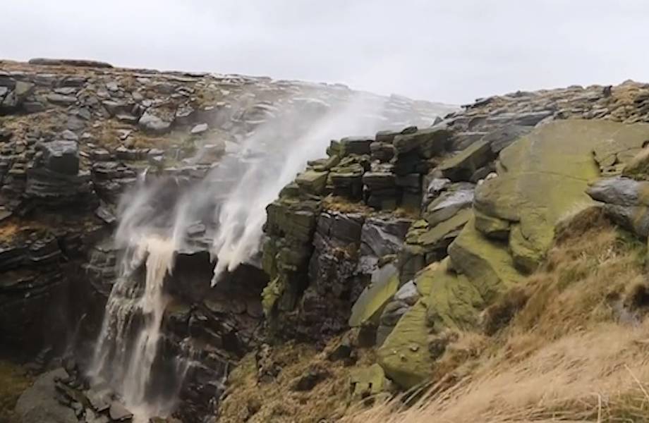 ​Чрезвычайно сильный ветер повернул вспять водопад в Англии