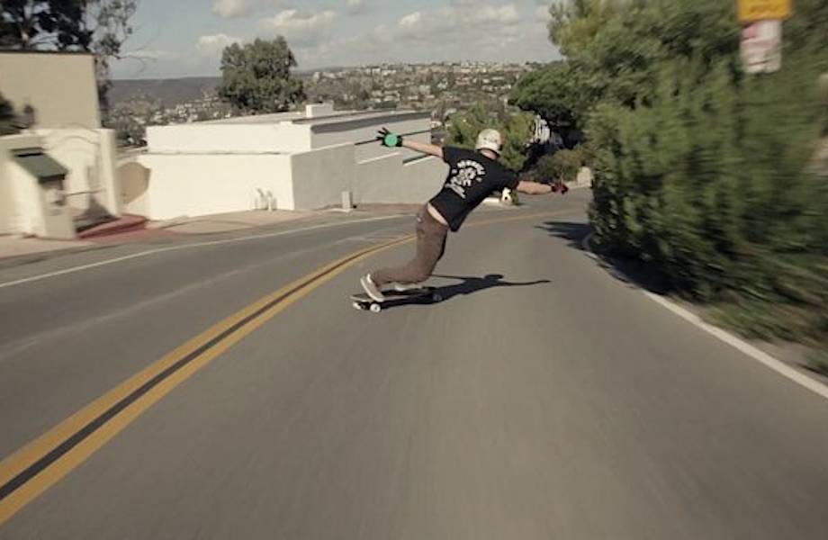 Видео: один из самых быстрых скейтбордистов в мире