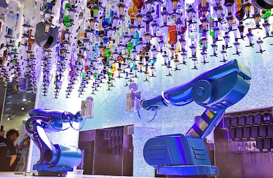 Видео: на борту "умного корабля" открылся первый робот-бар в мире