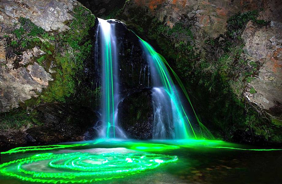 10 магических фото неоновых водопадов