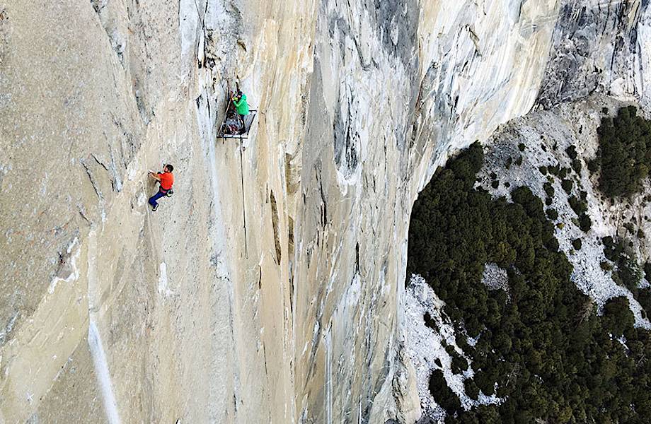 Двое покоряют самый опасный альпинистский маршрут в мире по отвесной скале